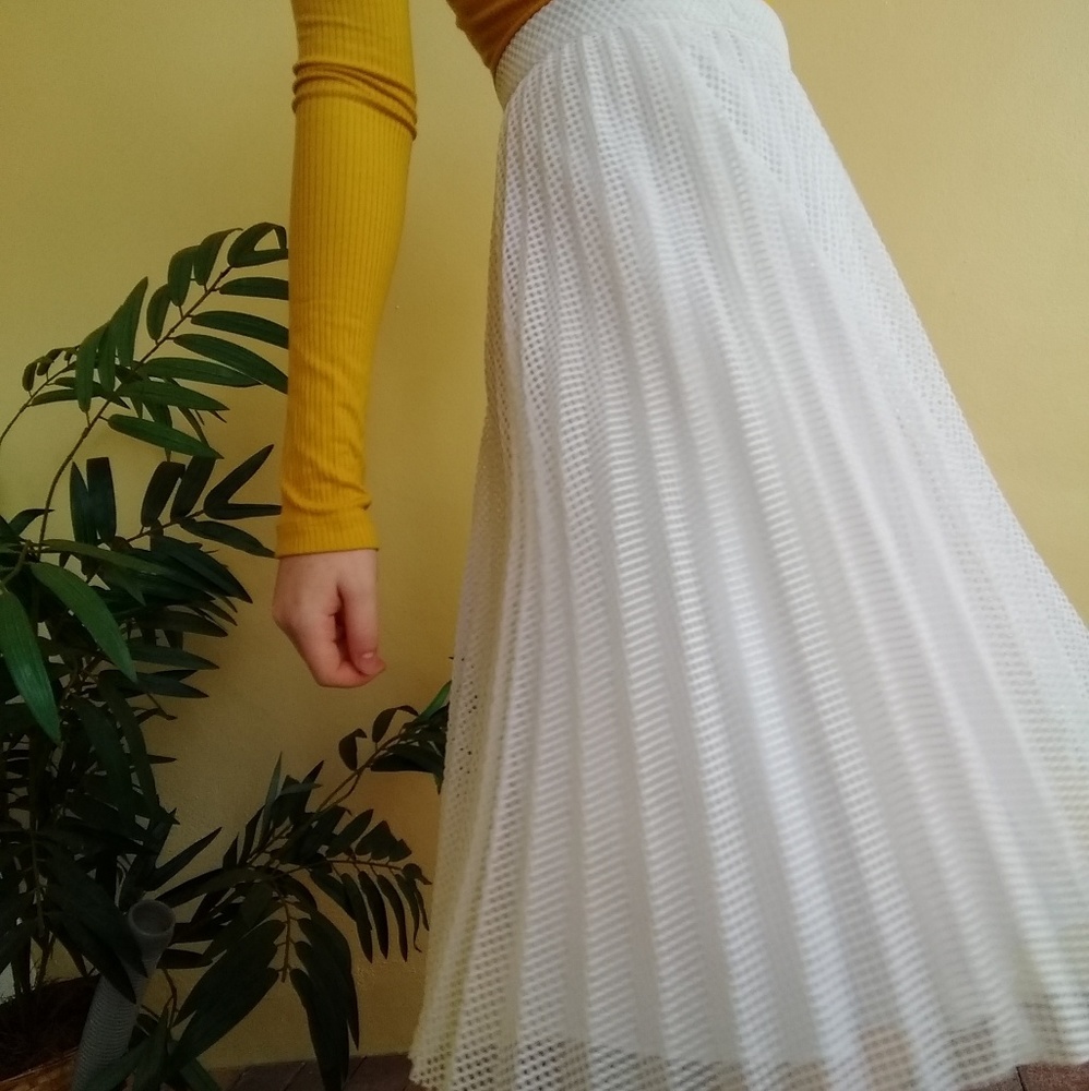 ❤HP❤ NWT Calvin Klein white mesh skirt